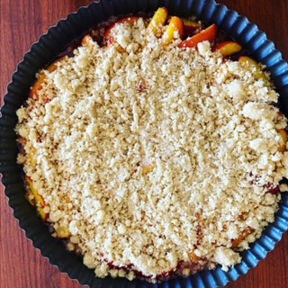 Crumble s svežimi breskvami