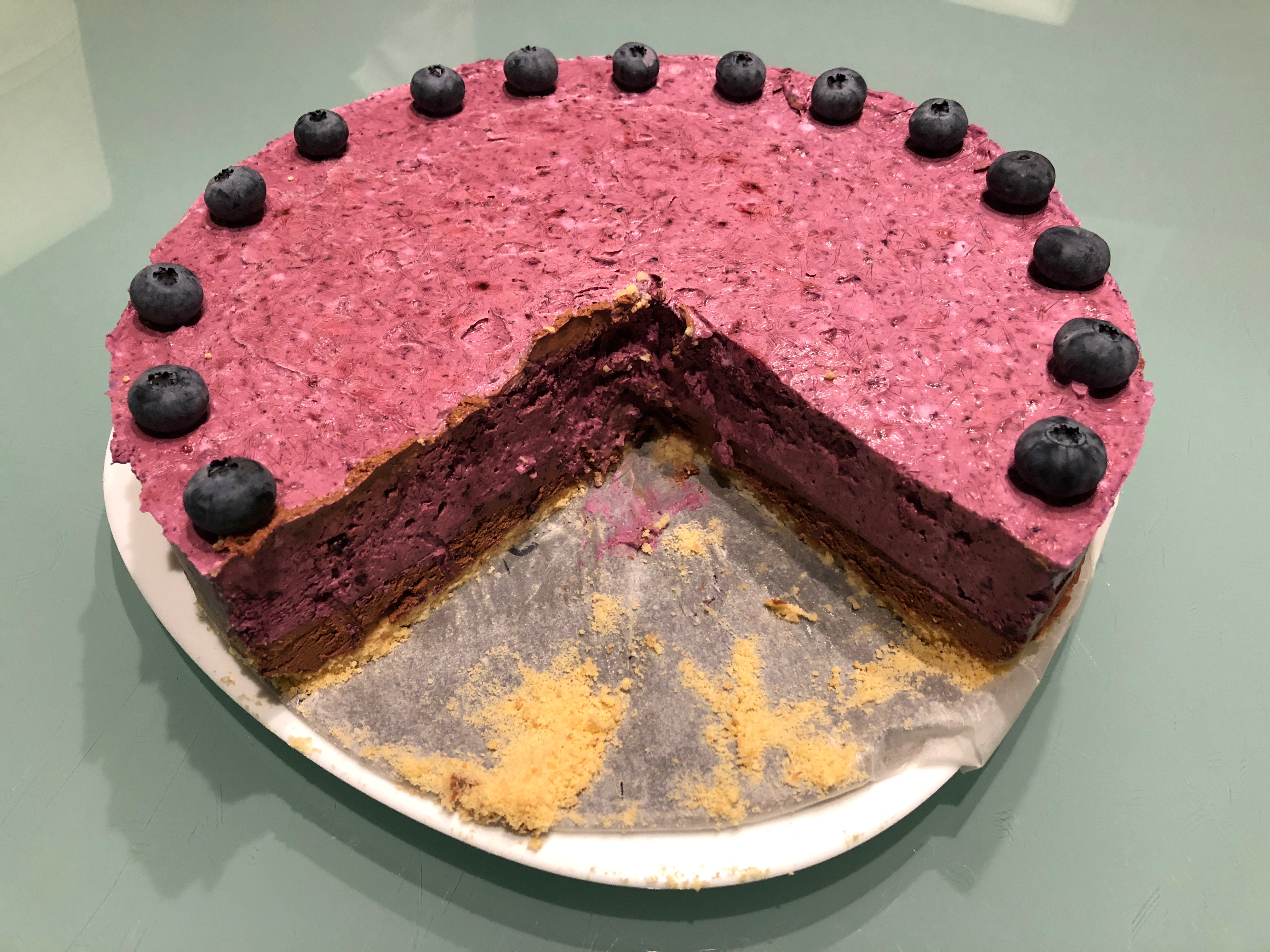 Poletna borovničeva torta s kakavom brez glutena